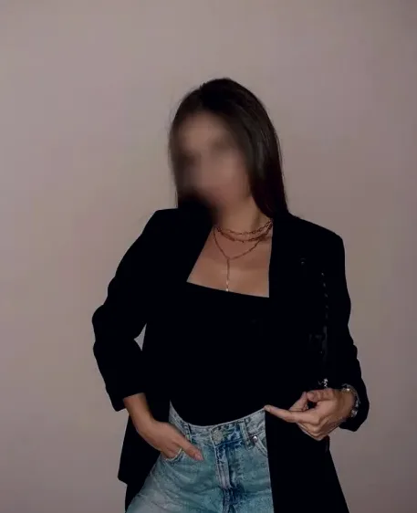 Amira, 35