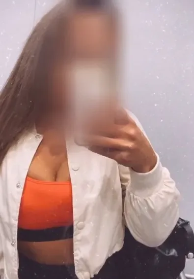 Carla, 27