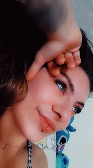 Manuela, 24