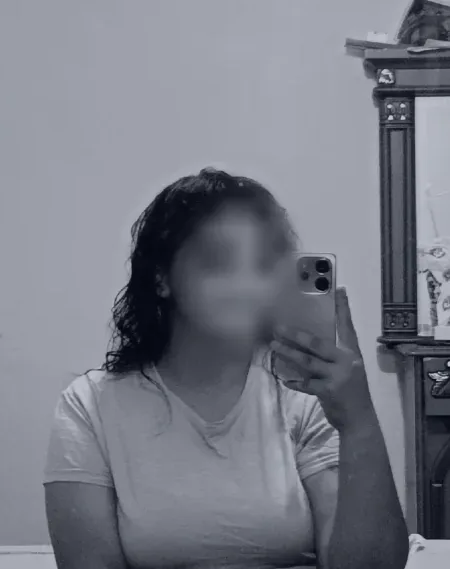Mia, 22